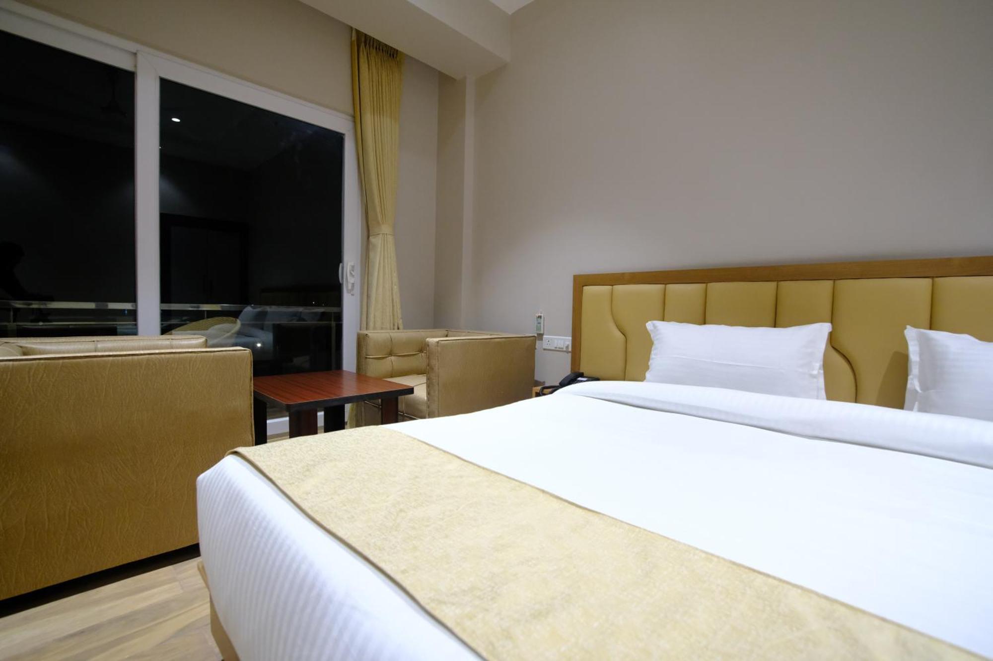 Finn'S Weaver Resort, Kaziranga Bagian luar foto