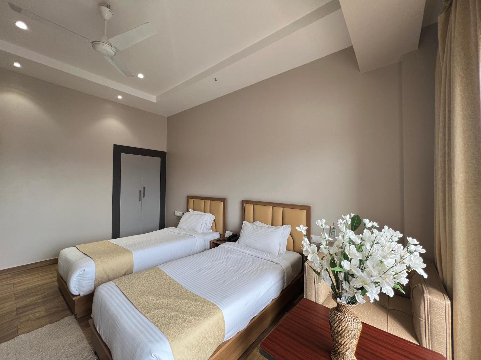 Finn'S Weaver Resort, Kaziranga Bagian luar foto